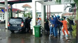 Pasien Covid-19  yang dinyatakan sembuh saat hendak menaiki mobil bersama keluarganya usai keluar dari ruang inap di RSUD Syamrabu Bangkalan.