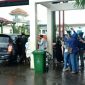 Pasien Covid-19  yang dinyatakan sembuh saat hendak menaiki mobil bersama keluarganya usai keluar dari ruang inap di RSUD Syamrabu Bangkalan.
