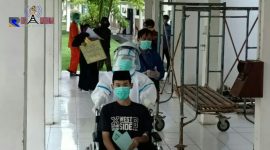 Pasien sembuh Covid-19 asal Kecamatan Blega saat keluar dari RSUD Syamrabu Bangkalan.