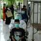 Pasien sembuh Covid-19 asal Kecamatan Blega saat keluar dari RSUD Syamrabu Bangkalan.