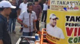 PT Takabeya Perkasa Group saat menyalurkan bantuan kepada masyarakat.