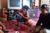 Buruh migran Indonesia saat mengisi waktu pasca perpanjangan kawalan.