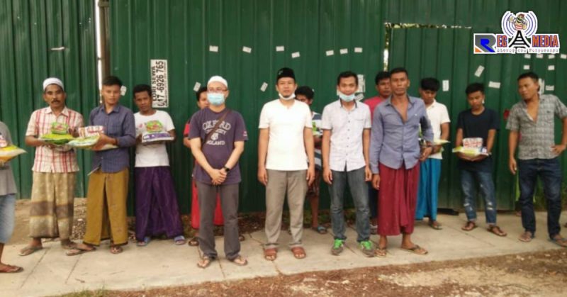 Ustad Hosairi Awi, ditengah para buruh migran Indonesia di Malaysia.