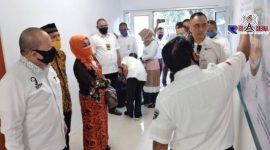 Abraham Mode Direktur PT Pindad saat memberikan penjelasan kepada Ketua DPD RI dan beberapa senator asal Jabar