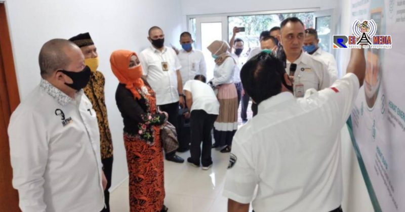 Abraham Mode Direktur PT Pindad saat memberikan penjelasan kepada Ketua DPD RI dan beberapa senator asal Jabar