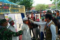 Bupati Bangkalan (Abd. Latif Amin Imron) cek suhu langsung santri Sidogiri .