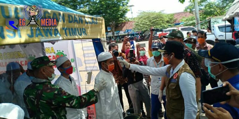 Bupati Bangkalan (Abd. Latif Amin Imron) cek suhu langsung santri Sidogiri .