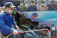 Ditengah pandemi Covid-19; anggota DPRD Sampang (Fathurrosi) bersama Pengurus Partai Nasdem dan Forkopimcam lakukan penyemprotan disinfektan ditempat fasilitas umum.