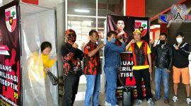 Cegah penyebaran Covid-19; MPC Pemuda Pancasila (PP) Kota Cimahi berikan bantuan kotak antiseptik.