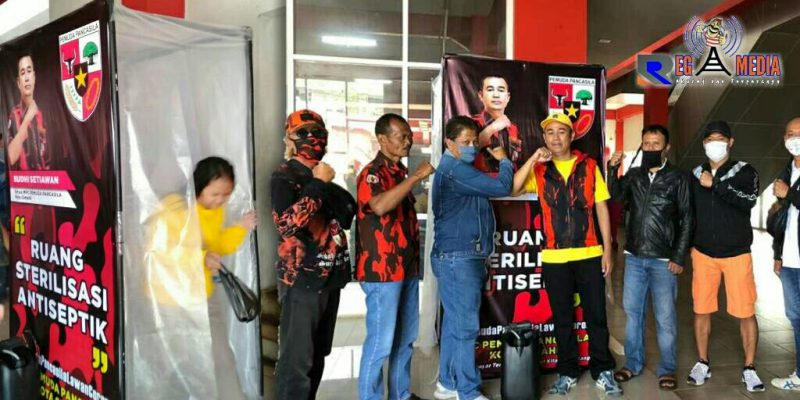 Cegah penyebaran Covid-19; MPC Pemuda Pancasila (PP) Kota Cimahi berikan bantuan kotak antiseptik.