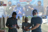 Pencegahan Covid-19; anggota DPRD Bangkalan Fraksi Demokrat (Nur Arif) saat memberikan handsanitaizer kepada salah satu warga. 