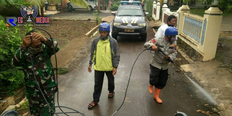 Cegah penyebaran Covid-19; tim gabungan TNI, Polri dan relawan Kab. Pati saat melakukan penyemprotan disinfektan. 
