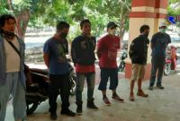 Aris Gunawan, pengawas di PT MIA,  (sebalah kiri; memakai kaos putih baju biru).