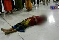 Jenazah (RS) saat berada di Masjid Agung Sampang, sebelum dievakuasi tim kesehatan.