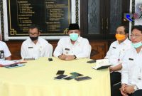 Bupati Sampang (H. Slamet Junaidi) bersama Sekdakab, Kadiskominfo dan Kadinkes Sampang, di ruang tengah pendopo trunojoyo.