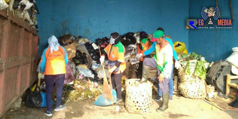 Beberapa petugas sampah ada yang tidak menggunakan masker. 