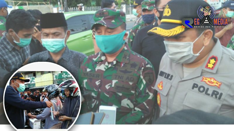 Pertahankan zona hijau, Forkopimda Sampang bagikan 1500 masker kepada pengguna jalan dan pedagang kaki lima. 