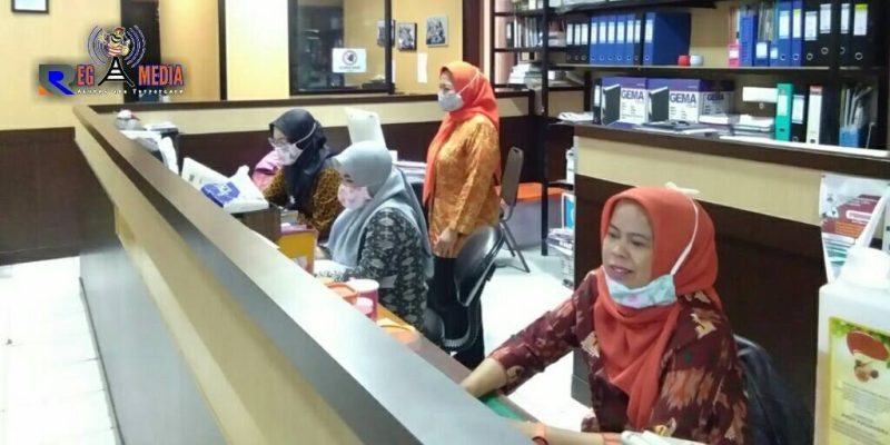 Beberapa pegawai didalam ruang pelayanan Disdukcapil Kota Cimahi, Kamis (09/04).