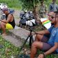 Terlihat beberapa pegiat wisata di Desa Cimaja Sukabumi tengah duduk santai. 