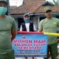 Isolasi mandiri lingkungan; petugas Linmas memasang plang penutup jalan. 