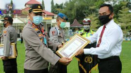 Kapolres Bangkalan (AKBP Rama Samtama Putra) tengah memberikan piagam penghargaan kepada anggotanya. 