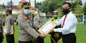 Anggota Polres Bangkalan Terima Riward Ditengah Pandemi Covid-19