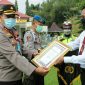 Kapolres Bangkalan (AKBP Rama Samtama Putra) tengah memberikan piagam penghargaan kepada anggotanya. 