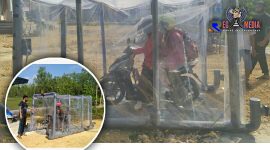 Cegah penyebaran Covid-19; terlihat pengendara motor tengah melewati chamber disinfektan yang disiapkan Satgas Covid-19 Desa Jrangoan. 