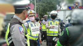 Anggota Polsek Cimahi imbau pengendara menggunakan masker. 