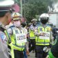 Anggota Polsek Cimahi imbau pengendara menggunakan masker. 