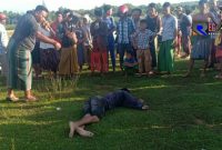 Jasad korban (SF) terkapar di lapangan Lengser, Desa Dharma Camplong, Kecamatan Camplong, Sampang. (TKP, red).