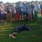 Jasad korban (SF) terkapar di lapangan Lengser, Desa Dharma Camplong, Kecamatan Camplong, Sampang. (TKP, red).