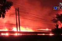 Saat kobaran api mulai membesar dan melalap sekitar PT Victory Panmultitex. 