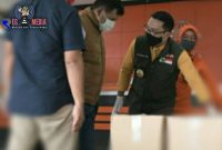 Gubernur Jawa Barat (Ridwan Kamil) saat meninjau langsung pendistribusian paket bantuan.