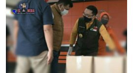Gubernur Jawa Barat (Ridwan Kamil) saat meninjau langsung pendistribusian paket bantuan.