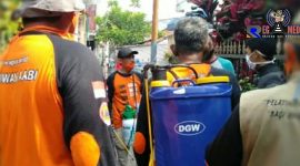 Relawan AABI Kota Cimahi persiapan melakukan penyemprotan disinfektan. 