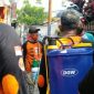 Relawan AABI Kota Cimahi persiapan melakukan penyemprotan disinfektan. 