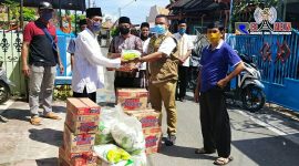 Ketua DPRD Bangkalan (Mohammad Fahad) saat menyerahkan bantuan kepada perwakilan warga Kampung Nelayan Bandaran, Bangkalan.  