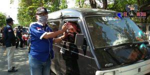 Antisipasi Covid-19, JCW Sampang Bagikan Ratusan Masker