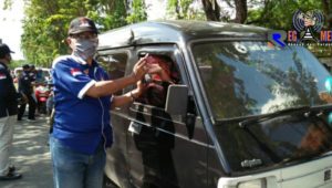 Antisipasi Covid-19, JCW Sampang Bagikan Ratusan Masker