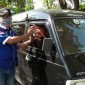 Ketua JCW Sampang (H. Moh. Tohir) tengah memberikan masker kepada pengendara mobil didepan Pasar Srimangunan, Sampang. 