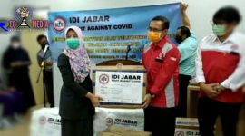 IDI Jawa Barat saat memberikan bantuan APD di RSUD Cibabat Kota Cimahi. 