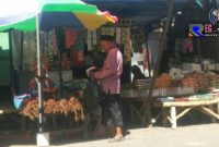 Terlihat salah satu pedagang di Pasar Parteker Pamekasan sedang melakukan jual beli. 