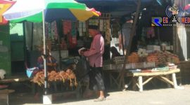 Terlihat salah satu pedagang di Pasar Parteker Pamekasan sedang melakukan jual beli. 