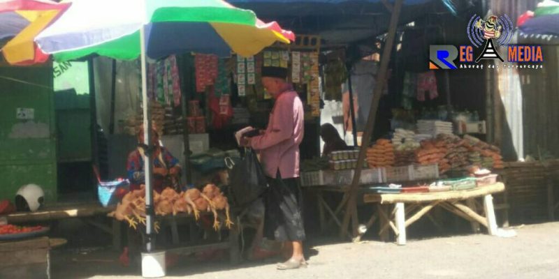 Terlihat salah satu pedagang di Pasar Parteker Pamekasan sedang melakukan jual beli. 