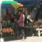 Terlihat salah satu pedagang di Pasar Parteker Pamekasan sedang melakukan jual beli. 