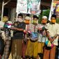Kepala Desa Morbatoh (H. Moh. Sobrun) saat memberikan masker kepada warganya. 