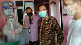 Walikota Cimahi (Ngatiyana) tengah berada di rumah sakit membantu seorang ibu yang melahirkan. 