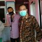 Walikota Cimahi (Ngatiyana) tengah berada di rumah sakit membantu seorang ibu yang melahirkan. 