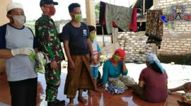 Antisipasi Covid-19; Kepala Desa Tobai Tengah (H. Mustofa) saat membagikan masker secara gratis kepada warganya. 